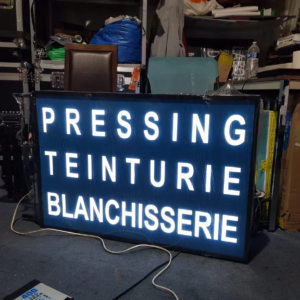 PLAQUE LUMINEUSE LED UNE FACE AJOURÉ DIBOND 80X70CM