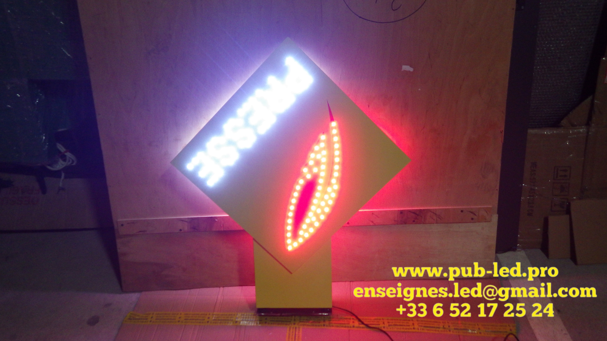 ENSEIGNE LUMINEUSE EXTERNE POUR PRESSE 50X50CM AVEC ANIMATION ET TÉLÉCOMMANDE