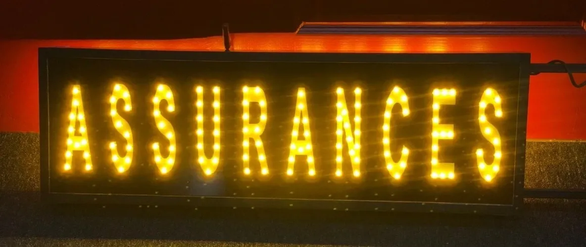 PANNEAU LUMINEUX DOUBLE FACE LED ASSURANCE AVEC ANIMATION EXTÉRIEURE